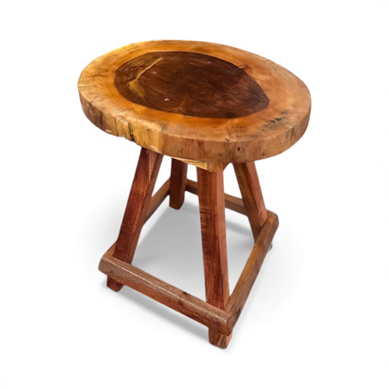 Repisa de madera rústica para almacenamiento